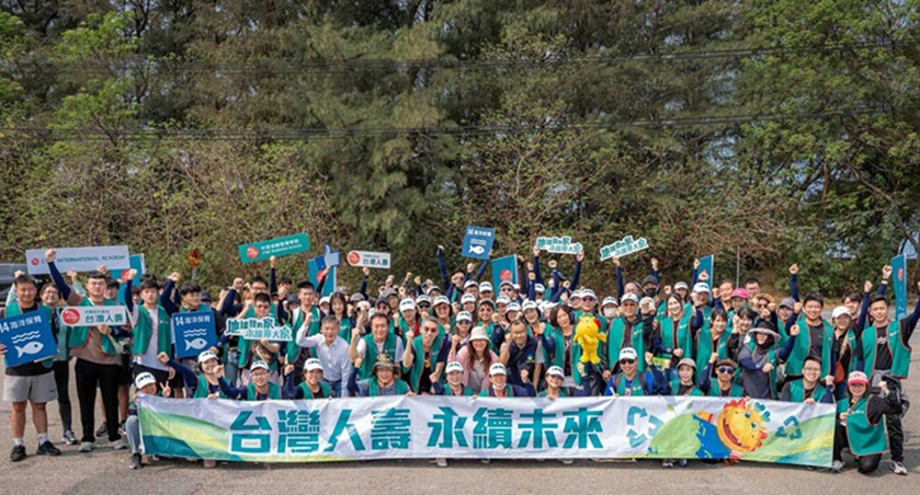 台灣人壽號召逾百人淨灘 減廢逾250公斤 台灣人壽號召逾百人淨灘 減廢逾250公斤