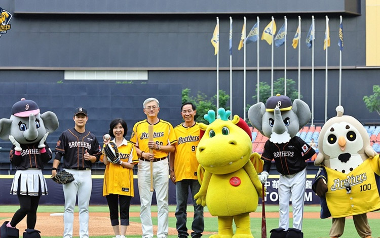 台灣人壽主題日「斷棒重生」熱血登場 揮出永續HomeRun 台灣人壽主題日「斷棒重生」熱血登場 揮出永續HomeRun
